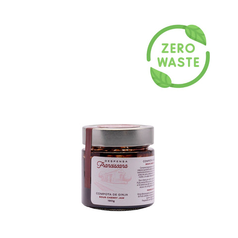 pot en verre confiture de griottes vue frontale sur fond blanc