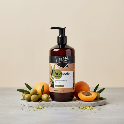 exfoliant en flacon pompe sur un fond beige clair déposé sur une pierre grise entouré d'olives, d'abricots et de graines de fenouil